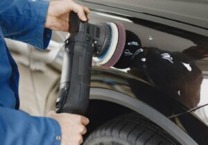 Peut-on réparer une rayure sur voiture sans repeindre toute la pièce ?